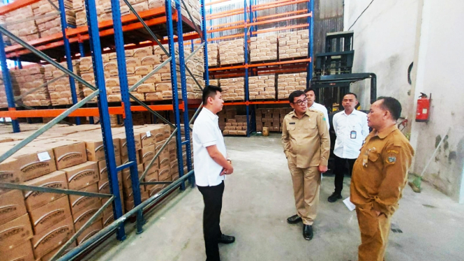 Kepala Biro Perekonomian Setdaprov Sumut Naslindo Sirait saat melakukan sidak di sebuah gudang produsen minyak goreng MinyaKita di Kota Medan.