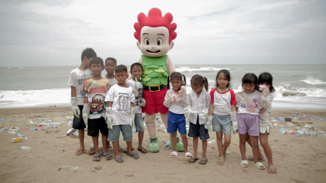 Kiko Ajak Anak-anak Bersihkan Pantai