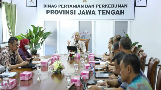 Ganjar Pranowo rapat di Kantor Dinas Pertanian dan Perkebunan (Distanbun) Jateng