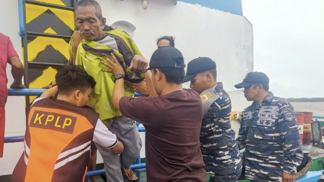 VIVA Militer: Prajurit TNI AL berhasil evakuasi 8 ABK TB Sinar Pawan-I