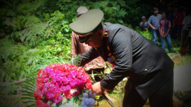 VIVA Militer: Proses pemakaman militer almarhum Sersan Satu Khaerudin.