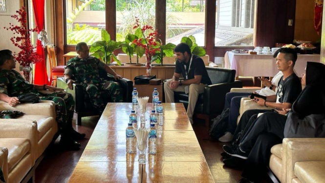 Pertemuan TNI dan tim Susi Air di Papua