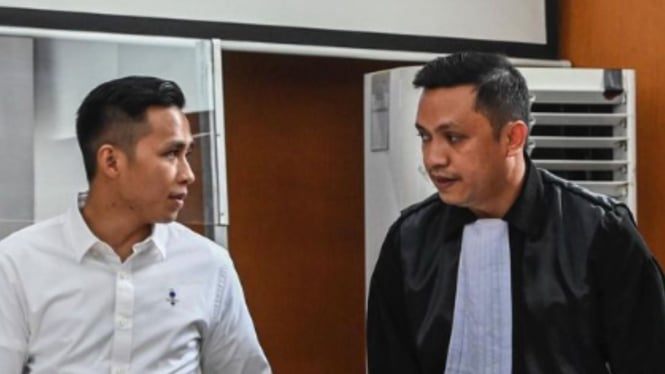 Richard Eliezer dan Ronny Talapessy berdiskusi di ruang sidang