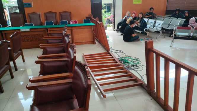 Pembatas ruang sidang di PN Jakarta Selatan rusak usai sidang vonis Bharada E