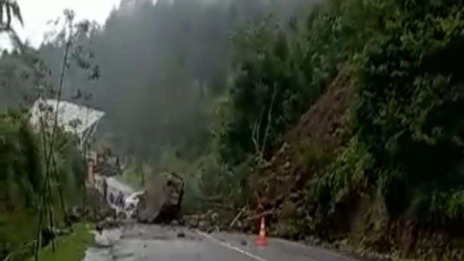 Longsor yang tutup jalan Tawangmangu, Karanganyar, Jawa Tengah.