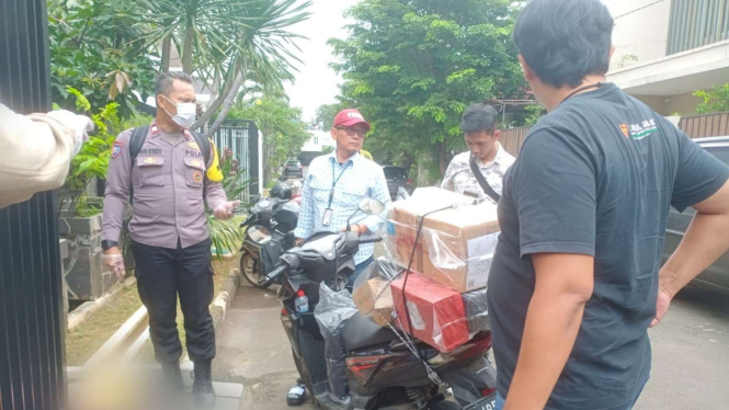 Seorang kurir meninggal saat antar paket di Jakarta Barat.