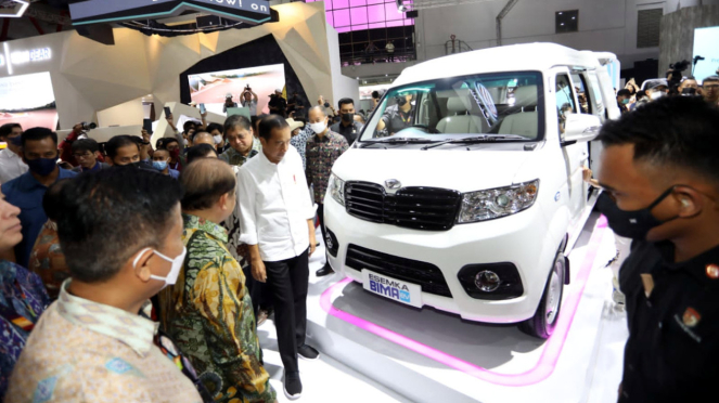 Viva OTOMotif: Presiden Jokowi Melihat Mobil Esemka Di Pameran IIMS 2023