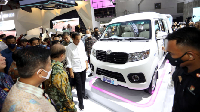 VIVA Otomotif: Presiden Jokowi melihat mobil Esemka di pameran IIMS 2023