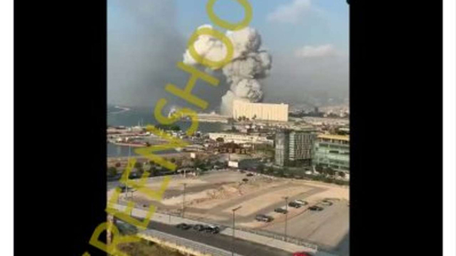 Jepretan layar (screenshot) beredar video di media sosial yang menampilkan ledakan besar dengan narasi yang mengklaim bahwa ledakan tersebut berasal dari pembangkit nuklir yang meledak akibat gempa bumi di Turki.