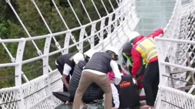 Khofifah terpeleset di jembatan kaca Gunung Bromo yang viral