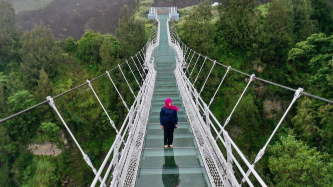 Khofifah saat menikmati jembatan kaca di kawasan Gunung Bromo