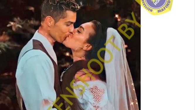 Jepretan layar (screenshot) dengan klaim bahwa Cristiano Ronaldo akhirnya resmi menikah dengan kekasihnya Georgina! Upacara pernikahan berlangsung di Riyadh, Arab Saudi!