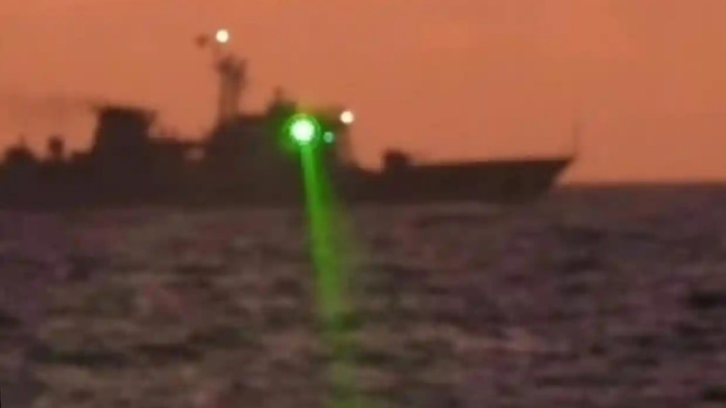 kapal penjaga pantai China mengarahkan laser tingkat militer di salah satu kapal Filipina.