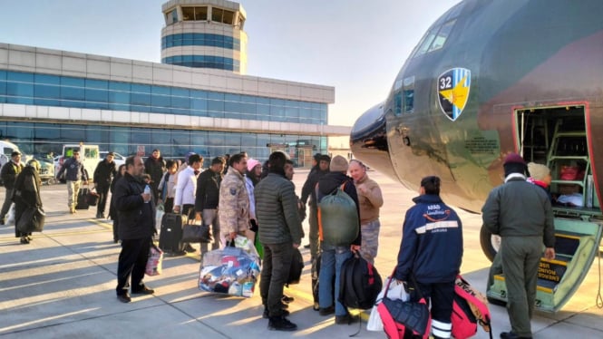 Pesawat Hercules C-130 TNI AU angkut warga Turki yang jadi korban gempa