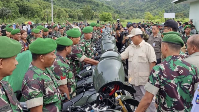 VIVA Militer: Menhan RI Prabowo serahkan 65 unit motor ke prajurit di Lombok