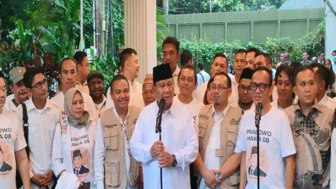 Relawan Jokowi Mania mengunjungi kediaman Ketua Umum Gerindra Prabowo Subianto.