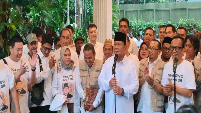 Relawan Jokowi Mania mengunjungi kediaman Ketua Umum Gerindra Prabowo Subianto.