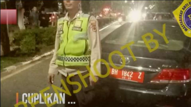 Jepretan layar (screenshot) sebuah kanal Youtube mengunggah video dengan klaim Anggota DPRD Jambi berbuat asusila di mobil berplat merah sebelum mengalami kecelakaan.