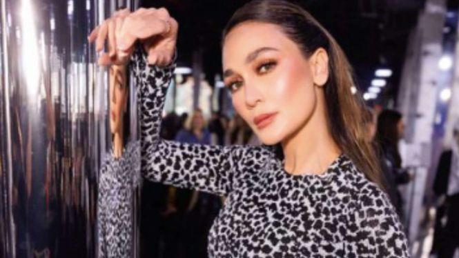 Luna Maya di peragaan koleksi terbaru Michael Kors di New York Fashion Week 