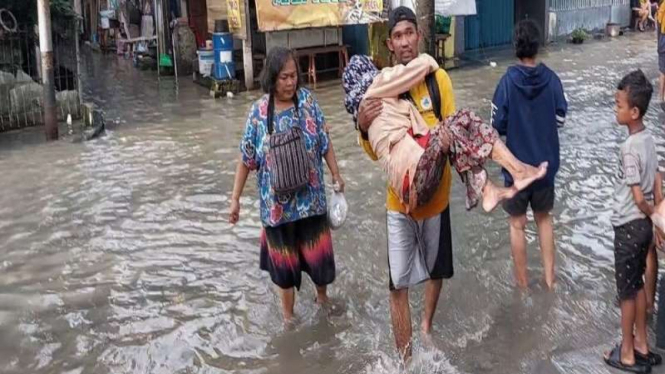 Warga kebanjiran di Solo, Jateng.