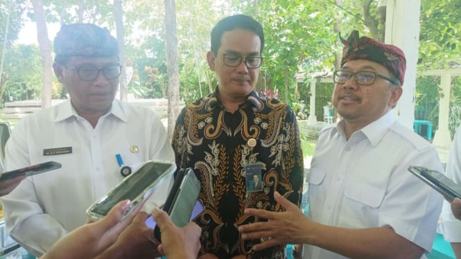 Pemimpin Wilayah Bulog Kanwil Bali Budi Cahyanto (Tengah) dan Kepala KPwBI Bali Trisno Nugroho 