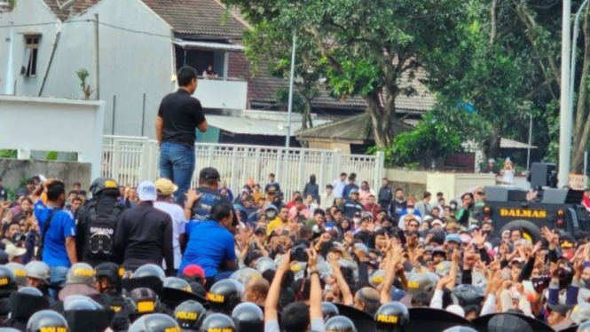 Ribuan pendukung PSIS Semarang dihadang di depan pintu Stadion Jatidiri Semarang