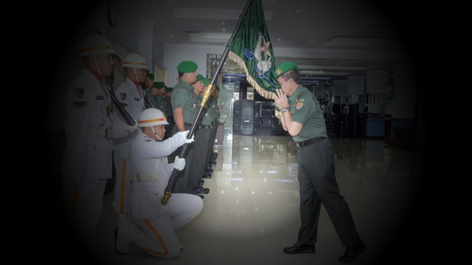 VIVA Militer: Brigjen TNI Buyung Udayana cium pataka Merpati Perang TNI
