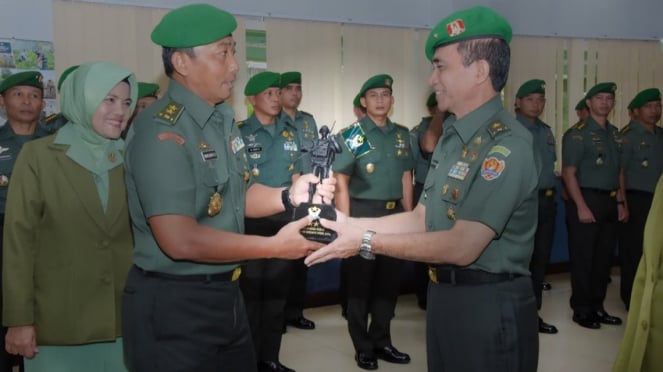 Tinggalkan Militer RI, Jenderal Buyung Serahkan Jabatan Direktur ...