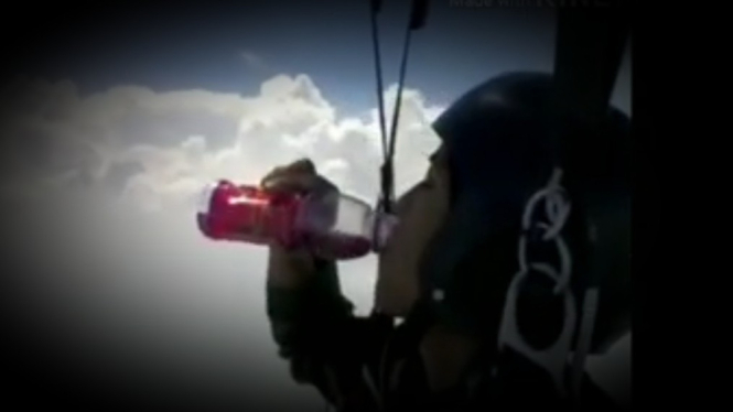 VIVA Militer: Serda Ary saat minum air kemasan di langit.