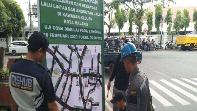 Dishub Kota Malang memasang papan informasi satu arah Kayutangan Heritage.