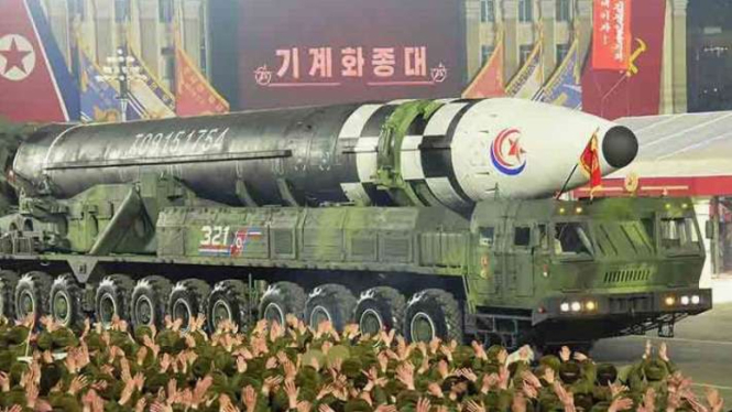 Sebuah rudal turut ditampilkan dalam parade militer memperingati 75 tahun berdirinya Tentara Nasional Korea Utara di Lapangan Kim Il Sung di Pyongyang, Korea Utara, Rabu, 8 Februari 2023.