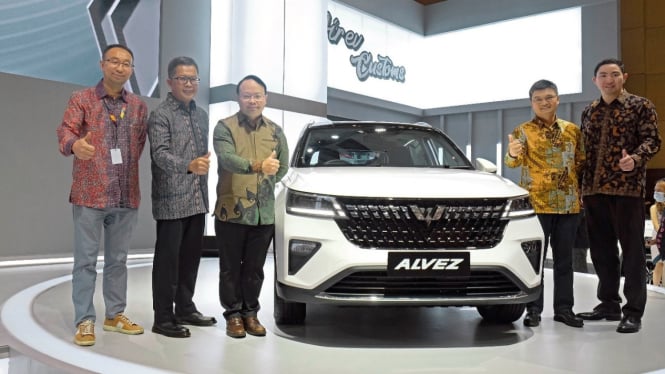 Jajaran Manajemen Wuling Motors bersama Alvez ‘Style & Inovation in One SUV’