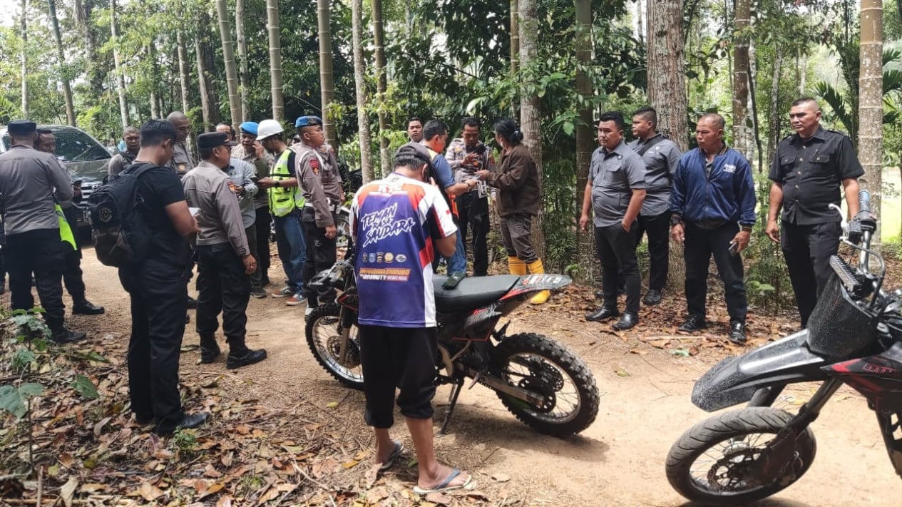 Petugas gabungan melakukan evakuasi terhadap Rombongan Kapolda Jambi yang mendarat darurat di Kerinci.