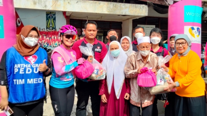 Woman Cycling Community Seli Jakarta gelar bakti sosial