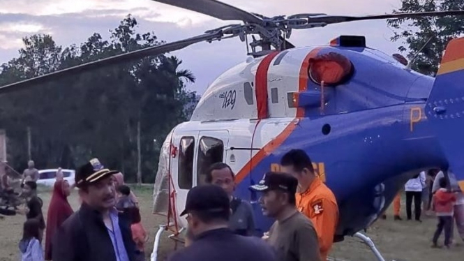 Helikopter Pencari Kapolda Jambi Mendarat di Lapangan Bola Tamiai 