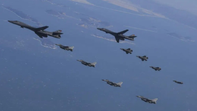 Jet tempur Korsel dan AS membentuk formasi dalam latihan militer bersama.
