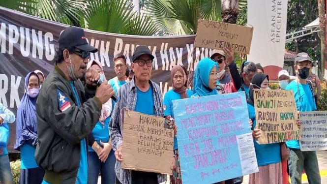 Para warga Kampung Bayam demonstrasi di kantor Pemprov DKI.