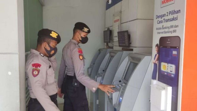 Personel Polresta Sleman Lakukan Patroli di Gerai-gerai ATM