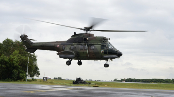 VIVA Militer: Helikopter NAS-332 Super Puma TNI AU Diterbangkan ke Jambi