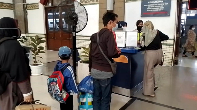 Suasana calon penumpang kereta api di Stasiun Tawang Semarang
