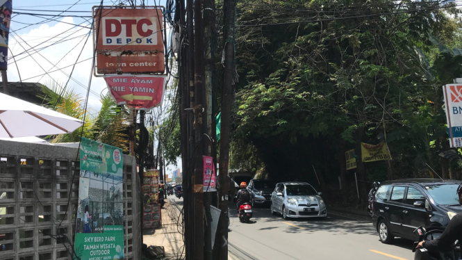 Pelaku tabrak korban dengan motor di jalan Raya Sawangan depan DTC, Depok, Jawa Barat.