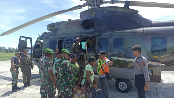 VIVA Militer: TNI-Polri berhasil evakuasi 18 Warga Nduga dari ancaman OPM 