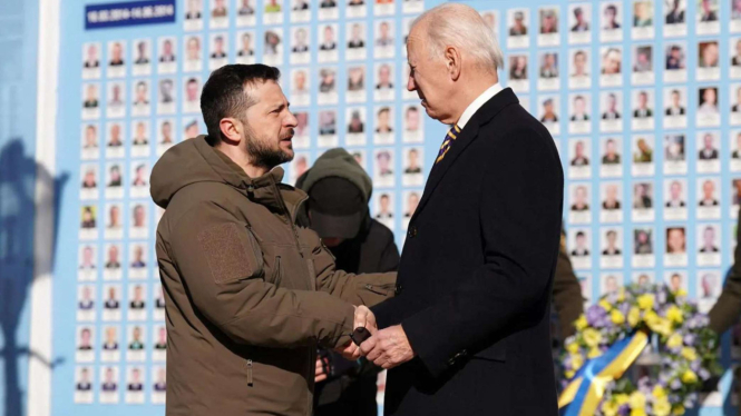 Presiden AS Joe Biden mengejutkan dengan kunjungan ke Ukraina