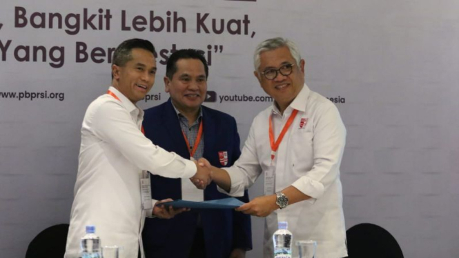 Ketua Umum PB PRSI, Anindya Bakrie (kiri)