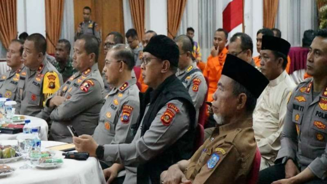 Enam jenderal rapat membahas evakuasi Kapolda Jambi dan rombongan