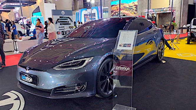 VIVA Otomotif: Mobil listrik Tesla Model S di IIMS 2023