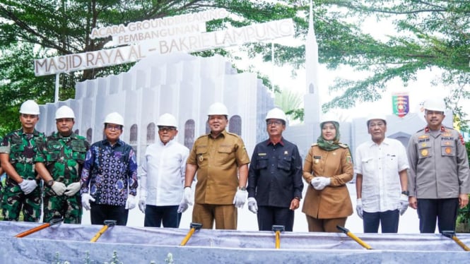 Aburizal Bakrie dan jajaran Pemerintah Lampung di acara peletakan batu pertama pembangunan Masjid Raya Al-Bakrie Lampung