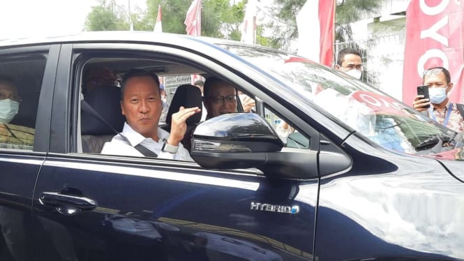 Menteri Perindustrian Agus Gumiwang Kartasasmita menjajal mobil hybrid Toyota yang bakal diekspor.
