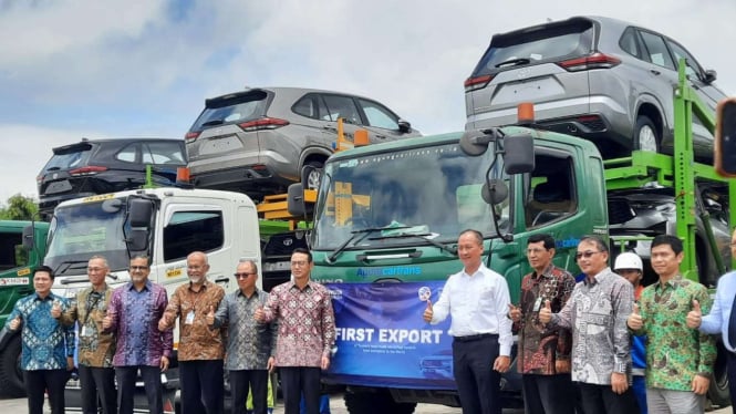 Menperin Agus Gumiwang Kartasasmita lepas ekspor perdana mobil listrik Toyota produksi dalam negeri.