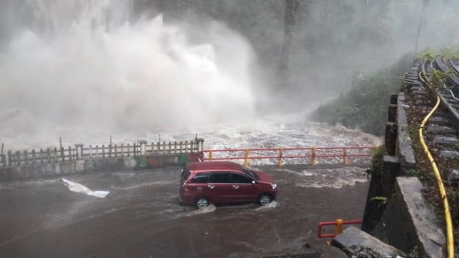 Air terjun Lembah Anai meluap arus lalu lintas Padang-Bukittinggi lumpuh